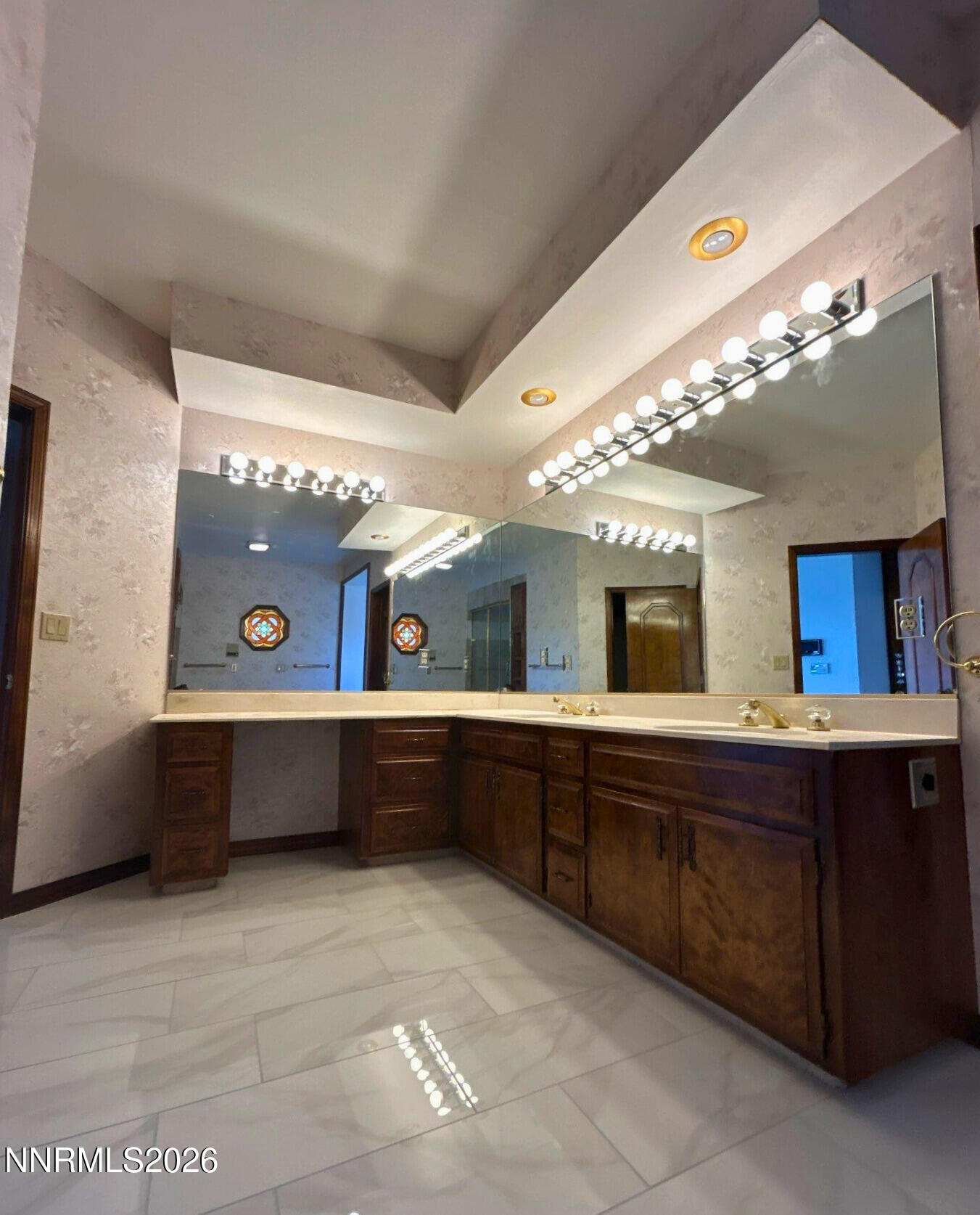 2795 West Lake Ridge Reno, NV 89519 - Photo 15 of 31 a large bathroom with a large tub and sink
