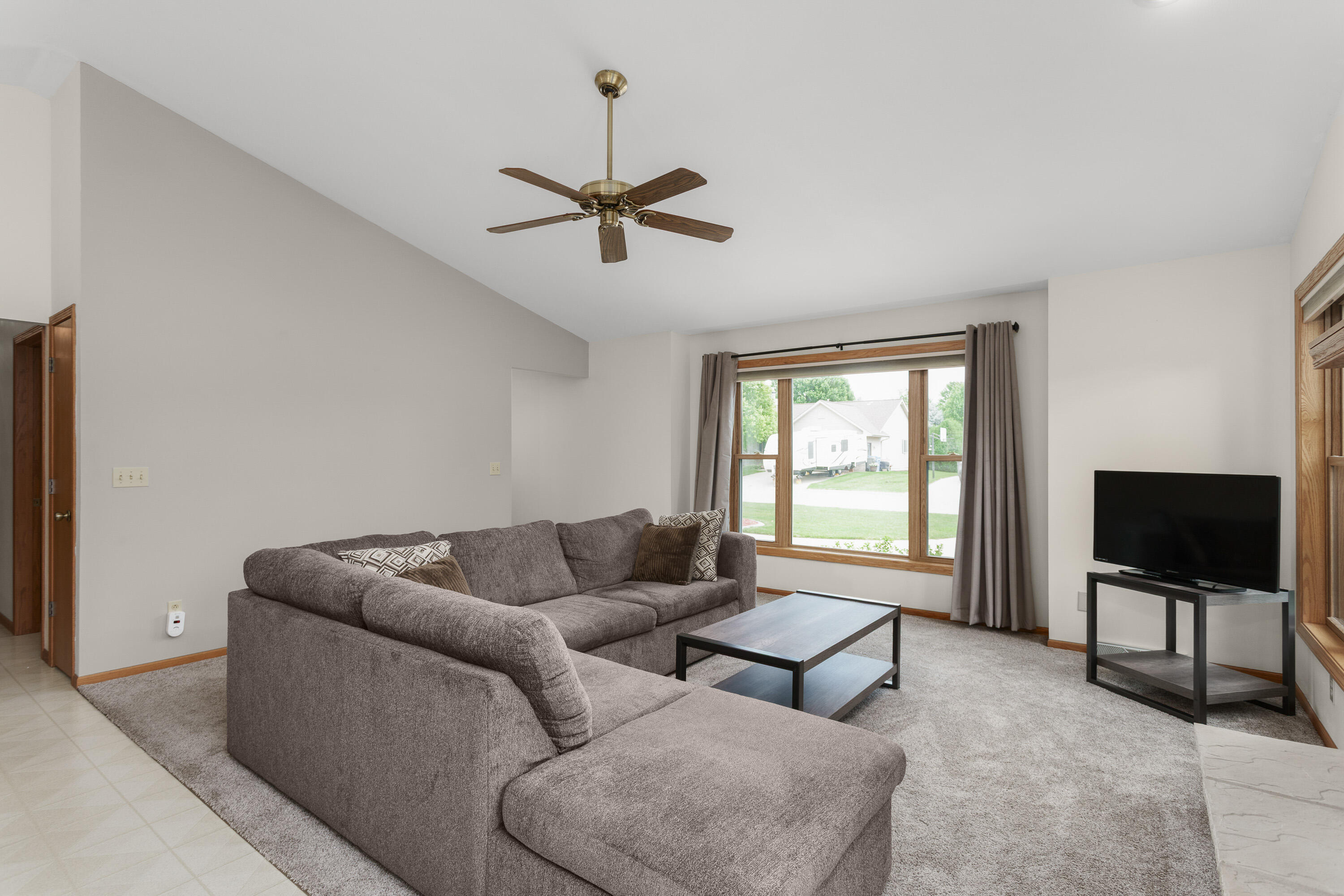 706 Woodbridge Trail Watertown, WI 53094 - Photo 8 of 38 Living room