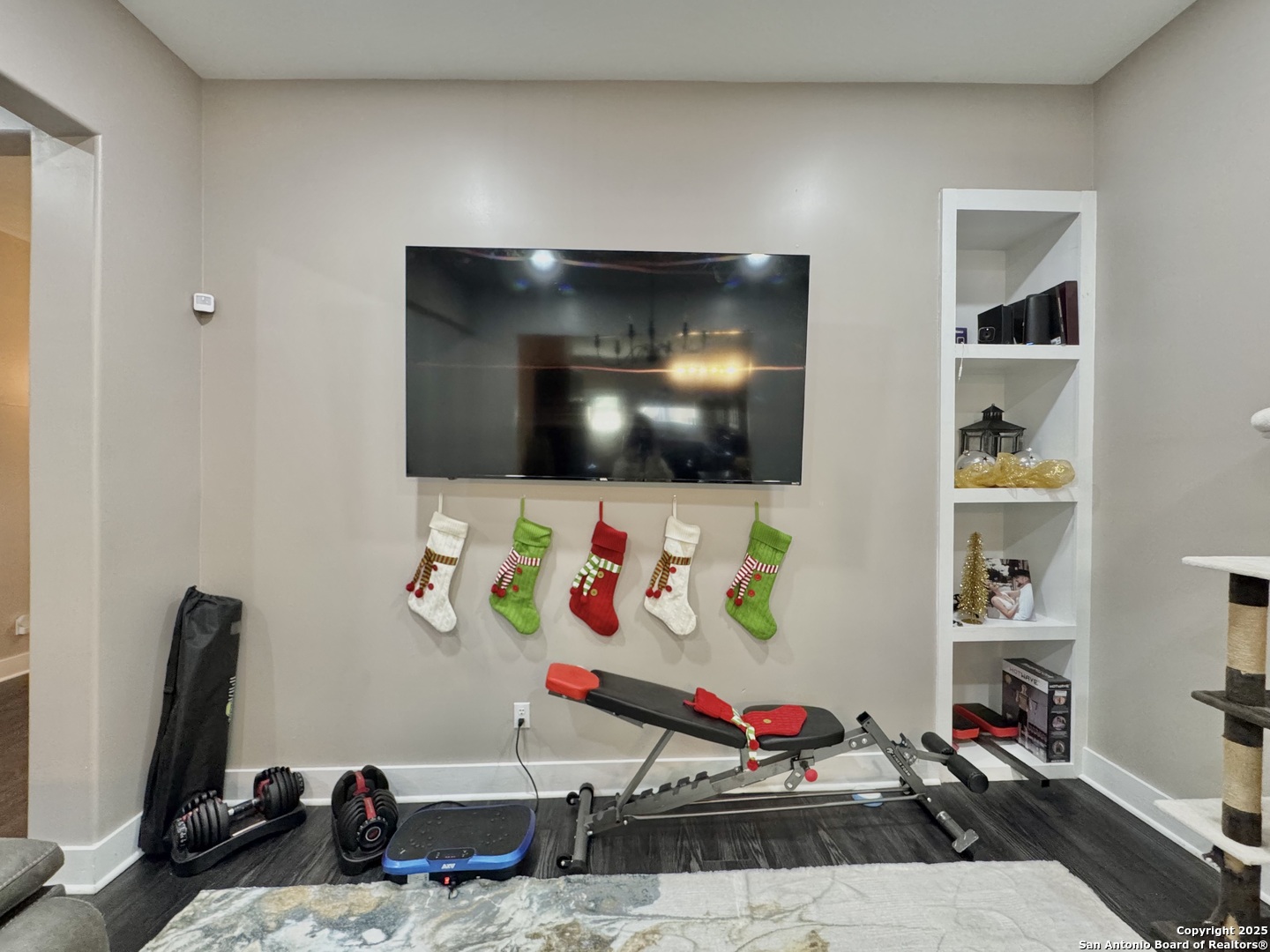 1106 North High Street Uvalde, TX 78801 - Photo 11 of 26 a room with toys and flat screen tv