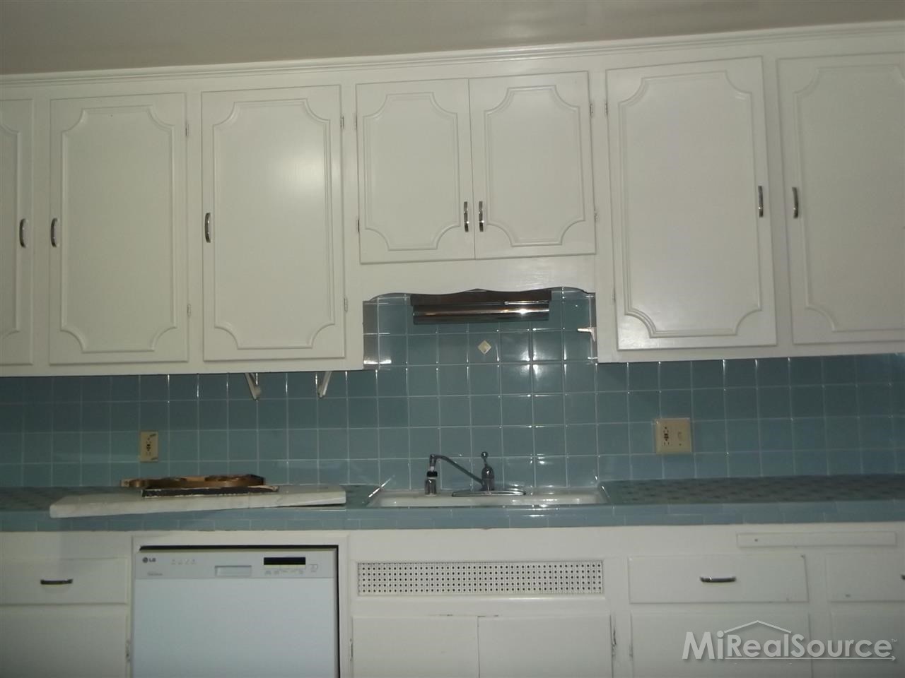 887 Harcourt Road Grosse Pointe, MI 48230 - Photo 10 of 25 31233849-9.JPG