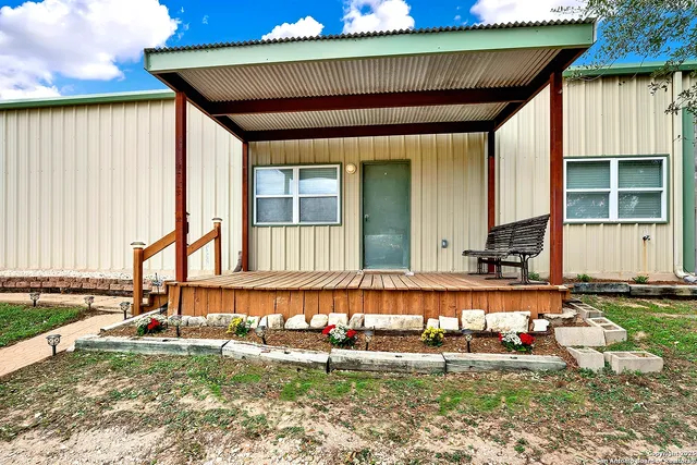 $269,000 | 498 County Road 124, Floresville, TX 78114