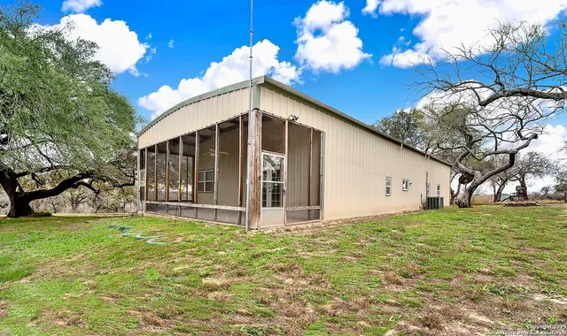 $269,000 | 498 County Road 124, Floresville, TX 78114