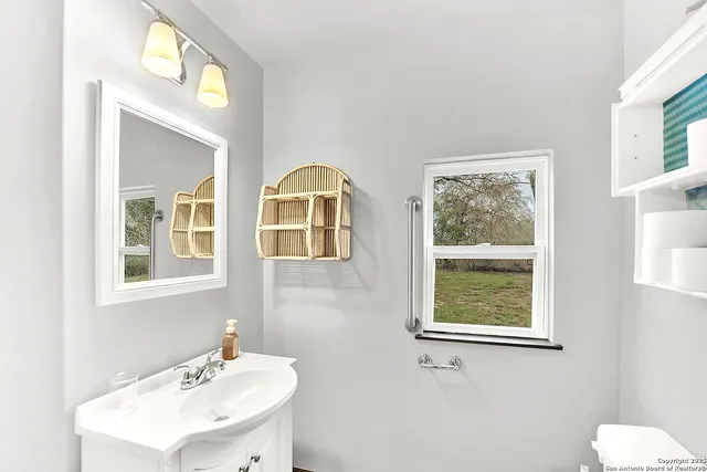 $269,000 | 498 County Road 124, Floresville, TX 78114