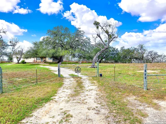 $269,000 | 498 County Road 124, Floresville, TX 78114