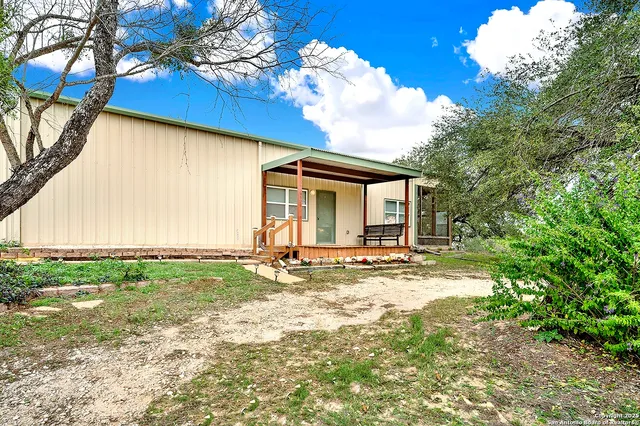 $269,000 | 498 County Road 124, Floresville, TX 78114