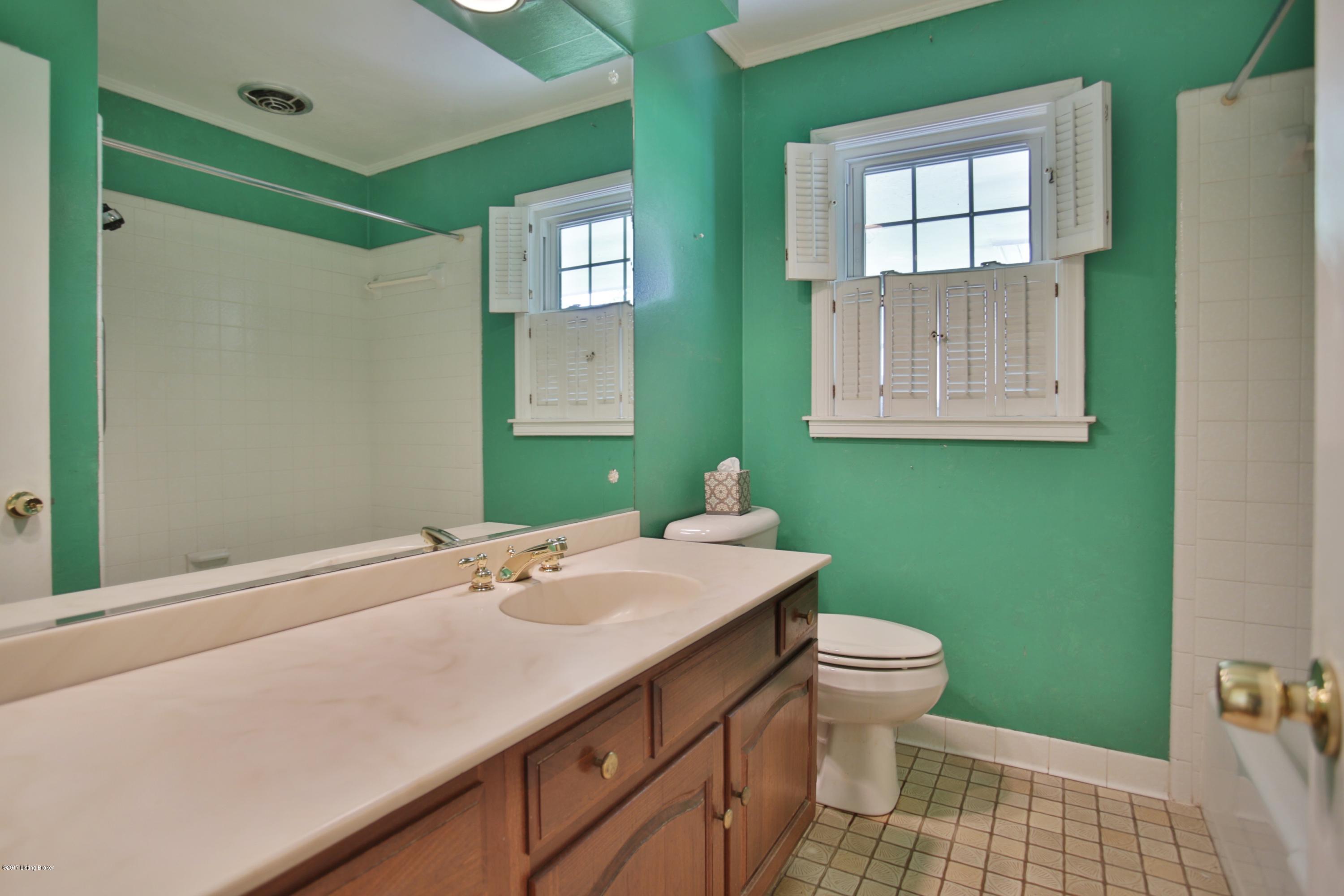 214 Travois Road Louisville, KY 40207 - Photo 21 of 25 Hallway full bath