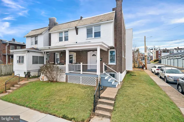a view of house with a yard
