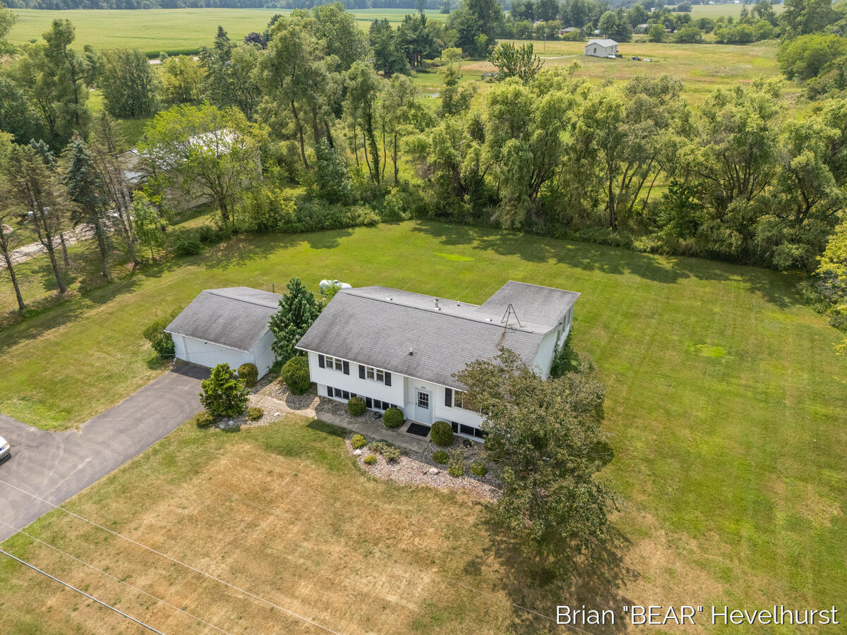 10015 Oneida Road Grand Ledge, MI 48837 - Photo 3 of 33 10015-Oneida_201 (1)