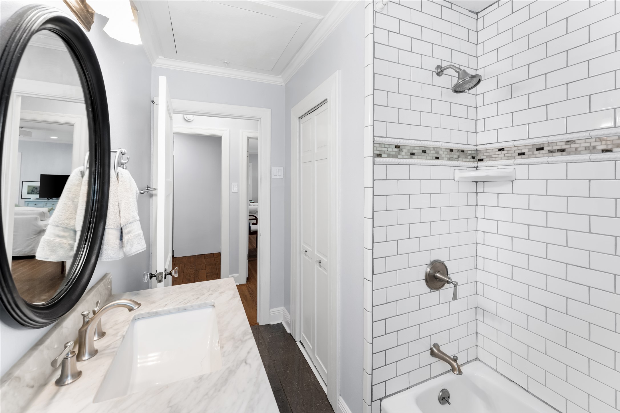 1701 West 33rd Street Austin, TX 78703 - Photo 13 of 33 Full hall bathroom