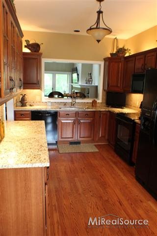 6602 Steeple Ridge, Unit 18 Clarkston, MI 48346 - Photo 7 of 21 Kitchen