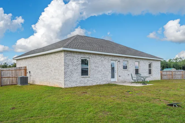 a view of a back yard