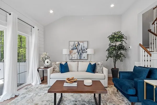 a view of a livingroom with furniture