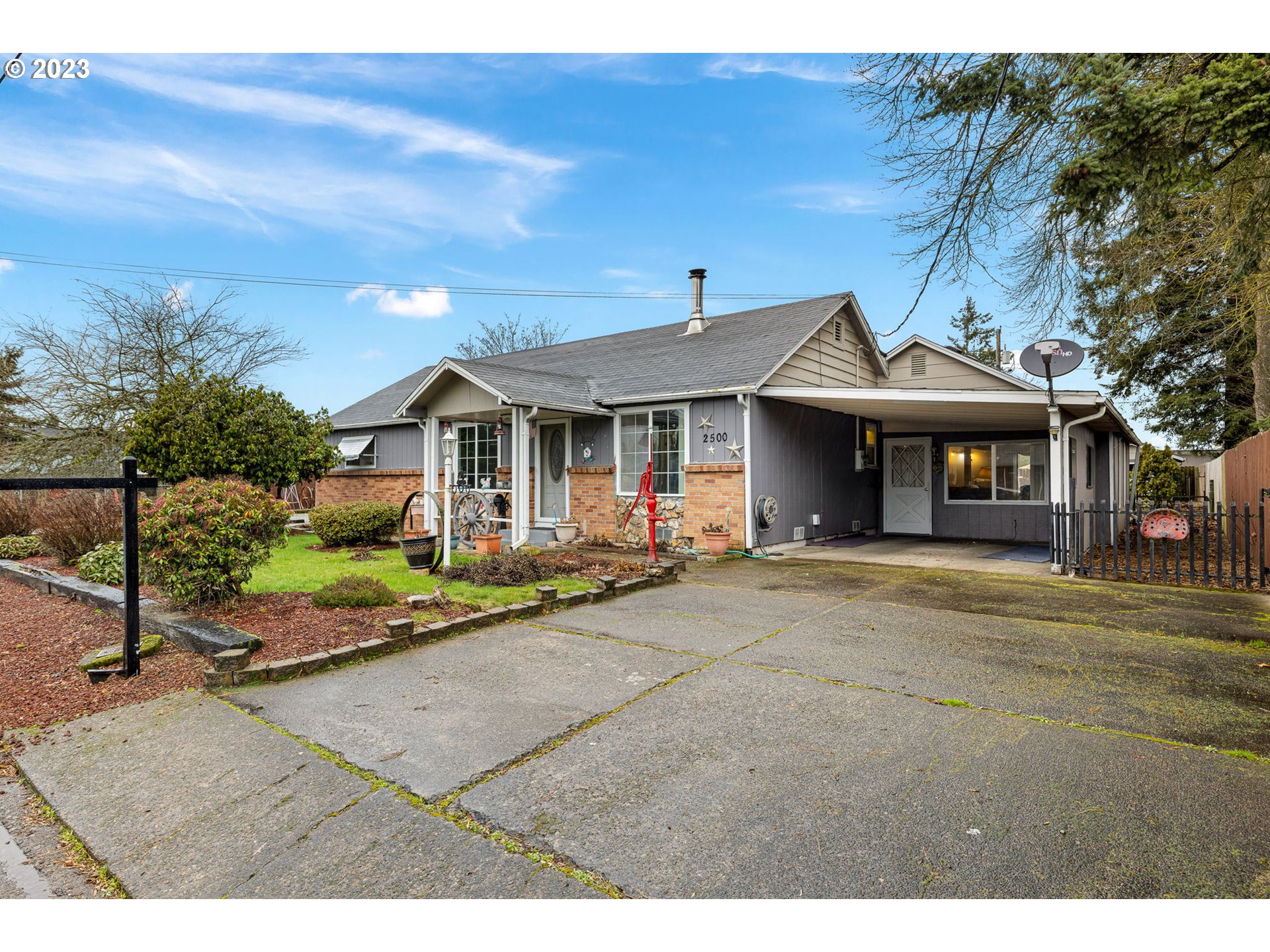 2500 J Street Springfield, OR 97477 - Photo 2 of 27 a front view of a house with a garden