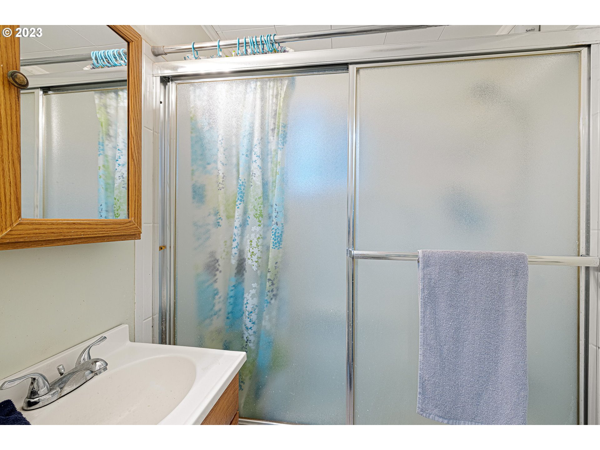 2500 J Street Springfield, OR 97477 - Photo 23 of 27 a bathroom with a shower and a sink