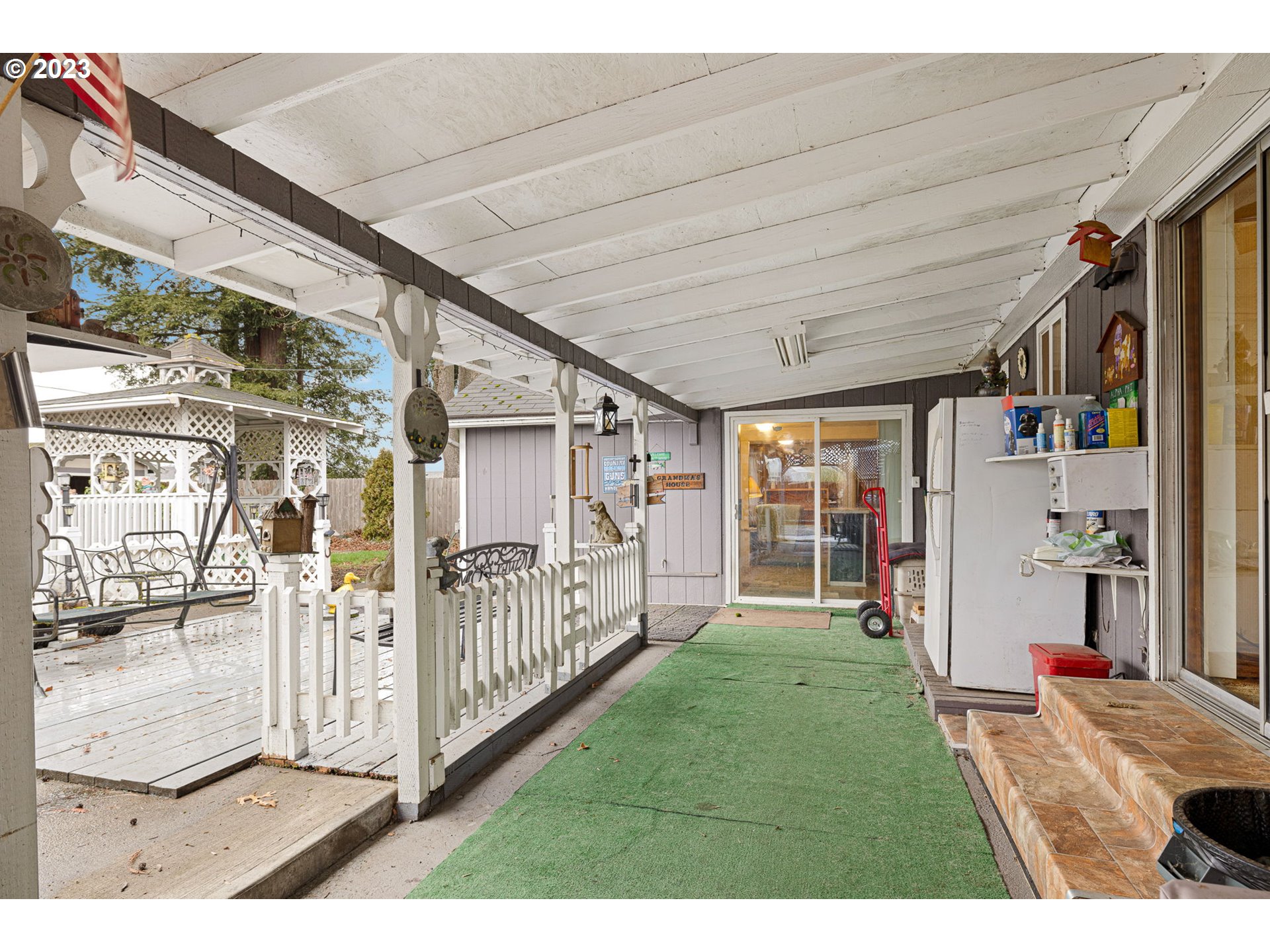 2500 J Street Springfield, OR 97477 - Photo 26 of 27 a view of a porch