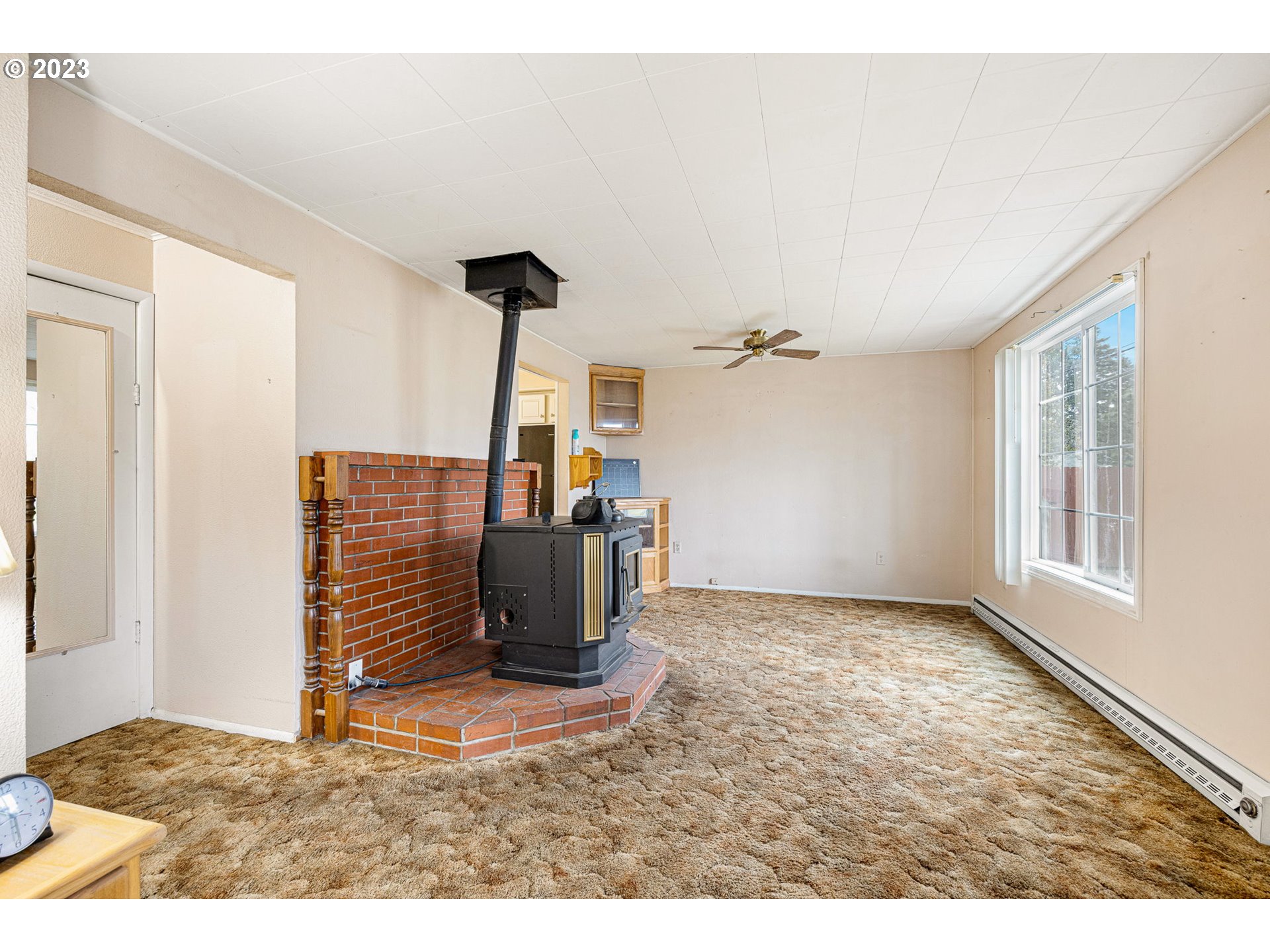 2500 J Street Springfield, OR 97477 - Photo 10 of 27 a view of an empty room with a window