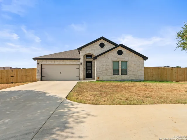 $499,500 | 132 West Medium Meadow Drive, Lytle, TX 78052