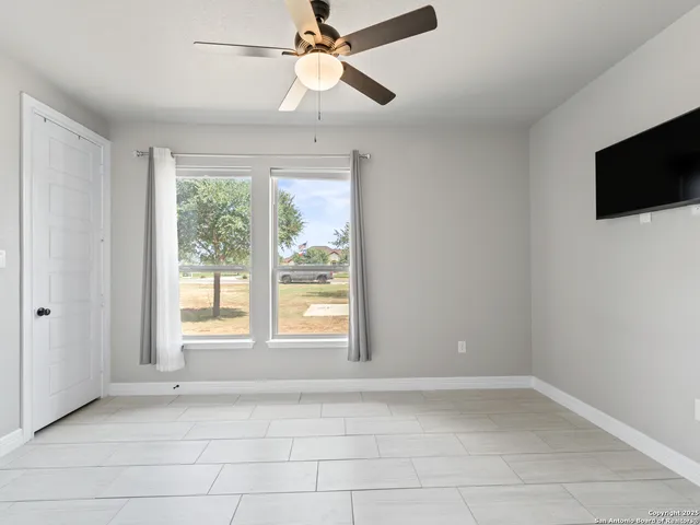 $499,500 | 132 West Medium Meadow Drive, Lytle, TX 78052