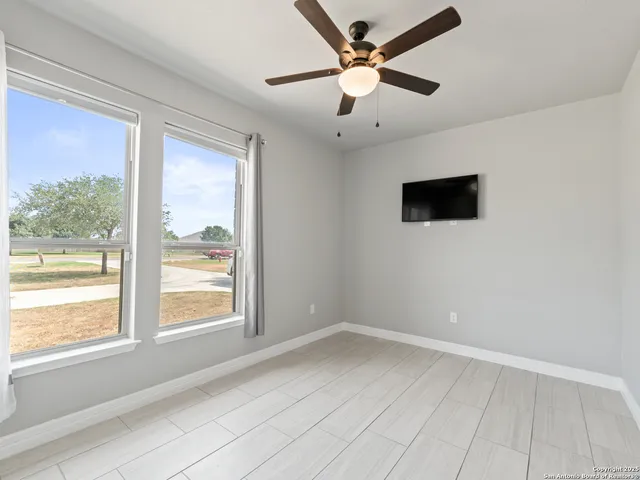 $499,500 | 132 West Medium Meadow Drive, Lytle, TX 78052