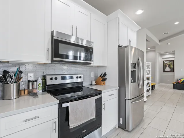 $499,500 | 132 West Medium Meadow Drive, Lytle, TX 78052