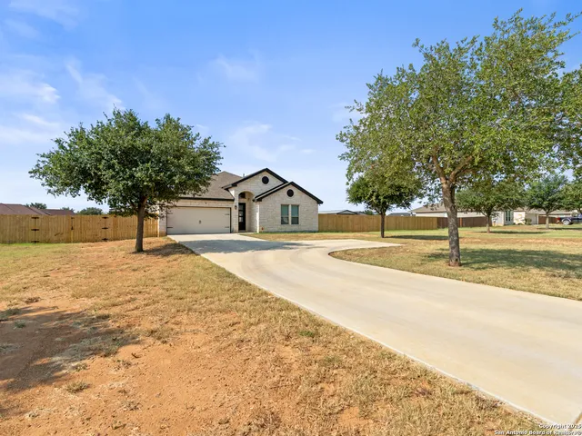 $499,500 | 132 West Medium Meadow Drive, Lytle, TX 78052