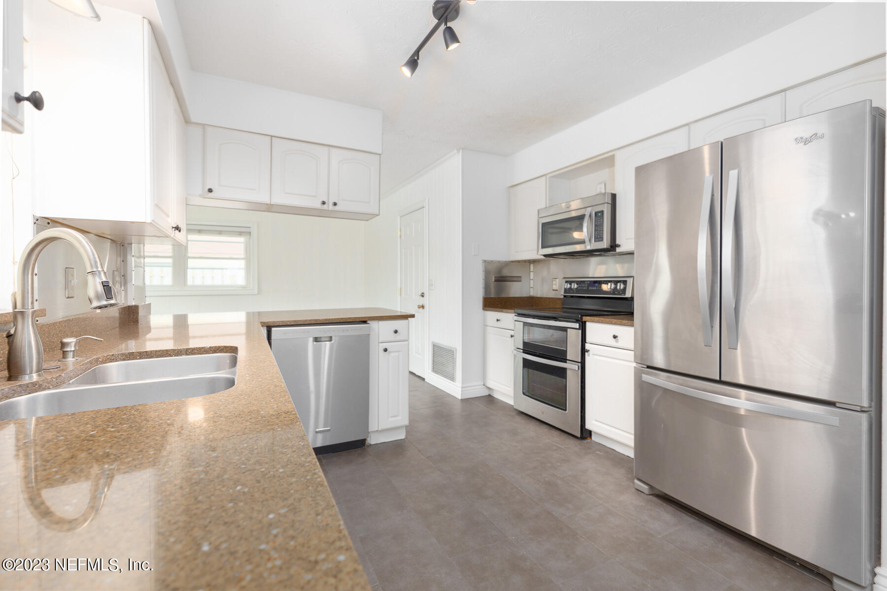 9 Amberjack Road Ponte Vedra Beach, FL 32082 - Photo 8 of 30 a kitchen with a refrigerator sink and stove
