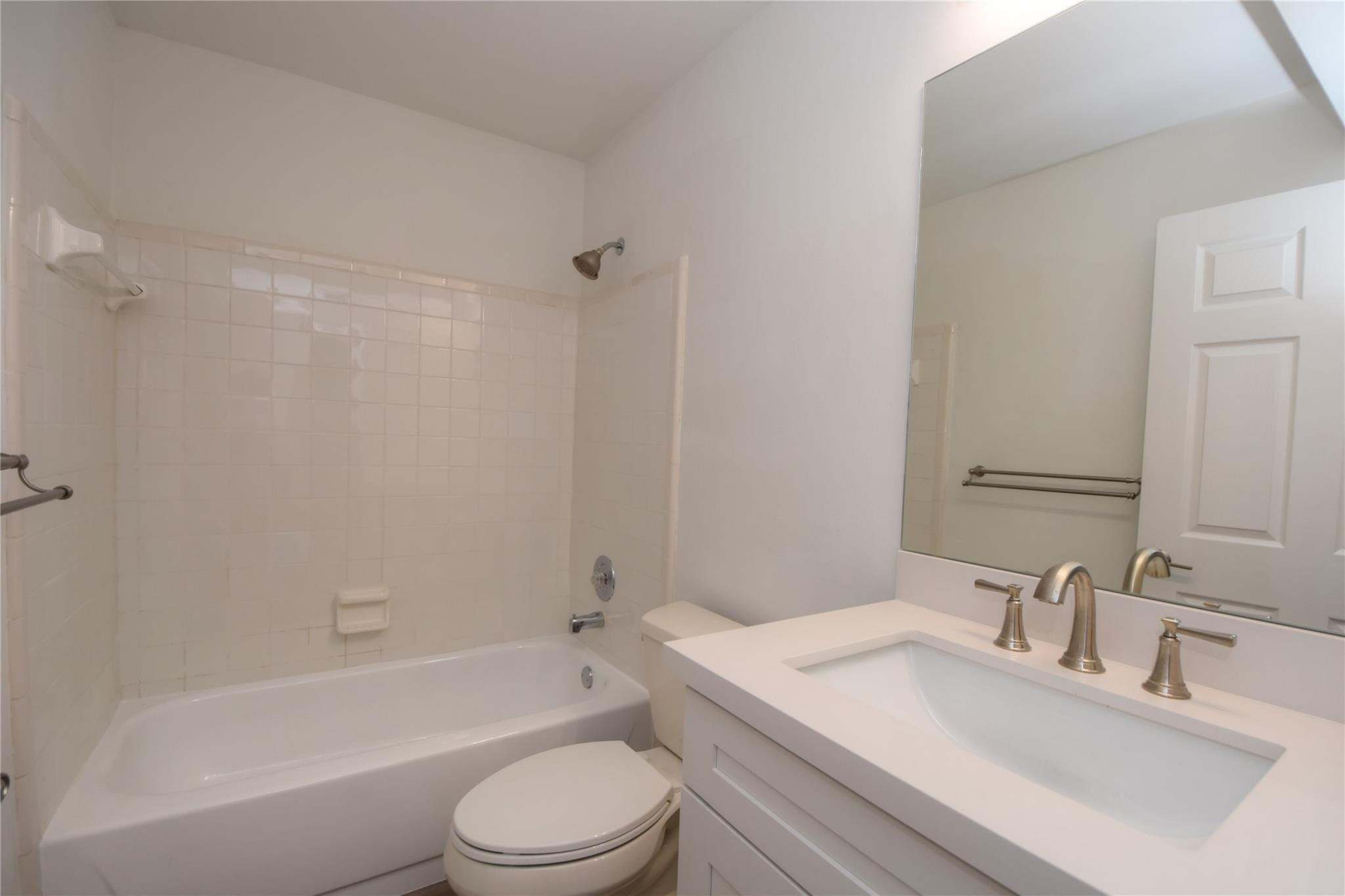 5064 Heatherhill Lane, Unit 7 Boca Raton, FL 33486 - Photo 23 of 33 Hall bath accross from 2nd bedroom
