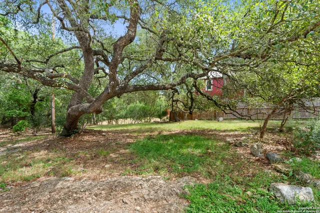 a flag is sitting in the middle of a yard