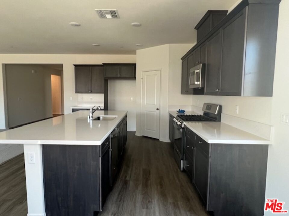 7318 Chetco River Street Bakersfield, CA 93311 - Photo 3 of 27