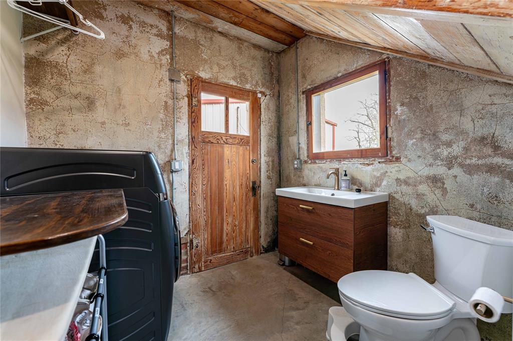 621 South Main Street Paris, TX 75460 - Photo 24 of 30 Half bathroom with vanity, lofted ceiling, toilet, and concrete floors