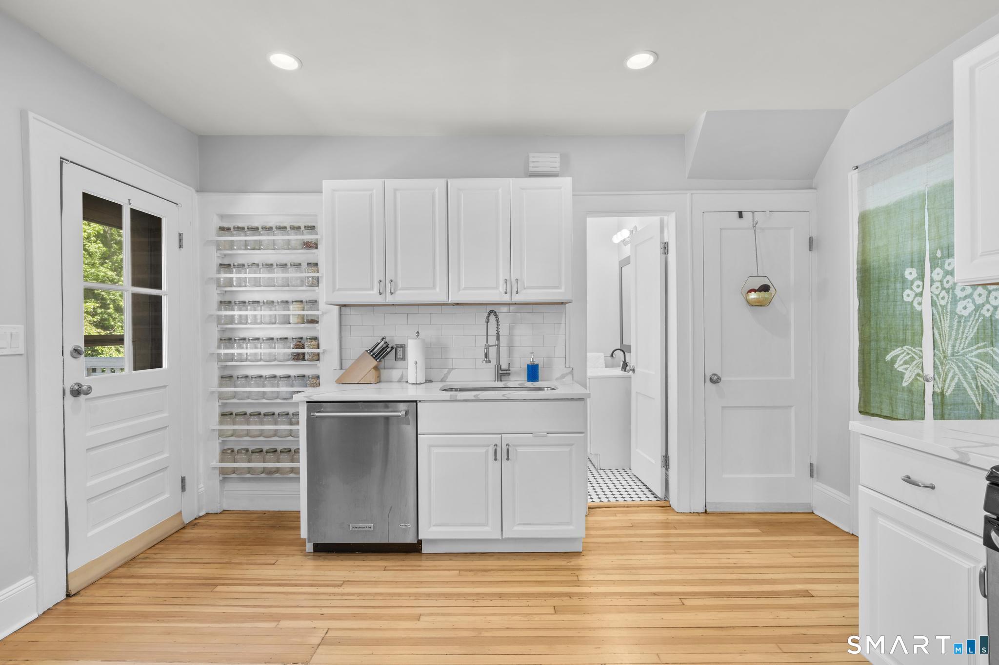 324 Villa Avenue Fairfield, CT 06825 - Photo 11 of 40