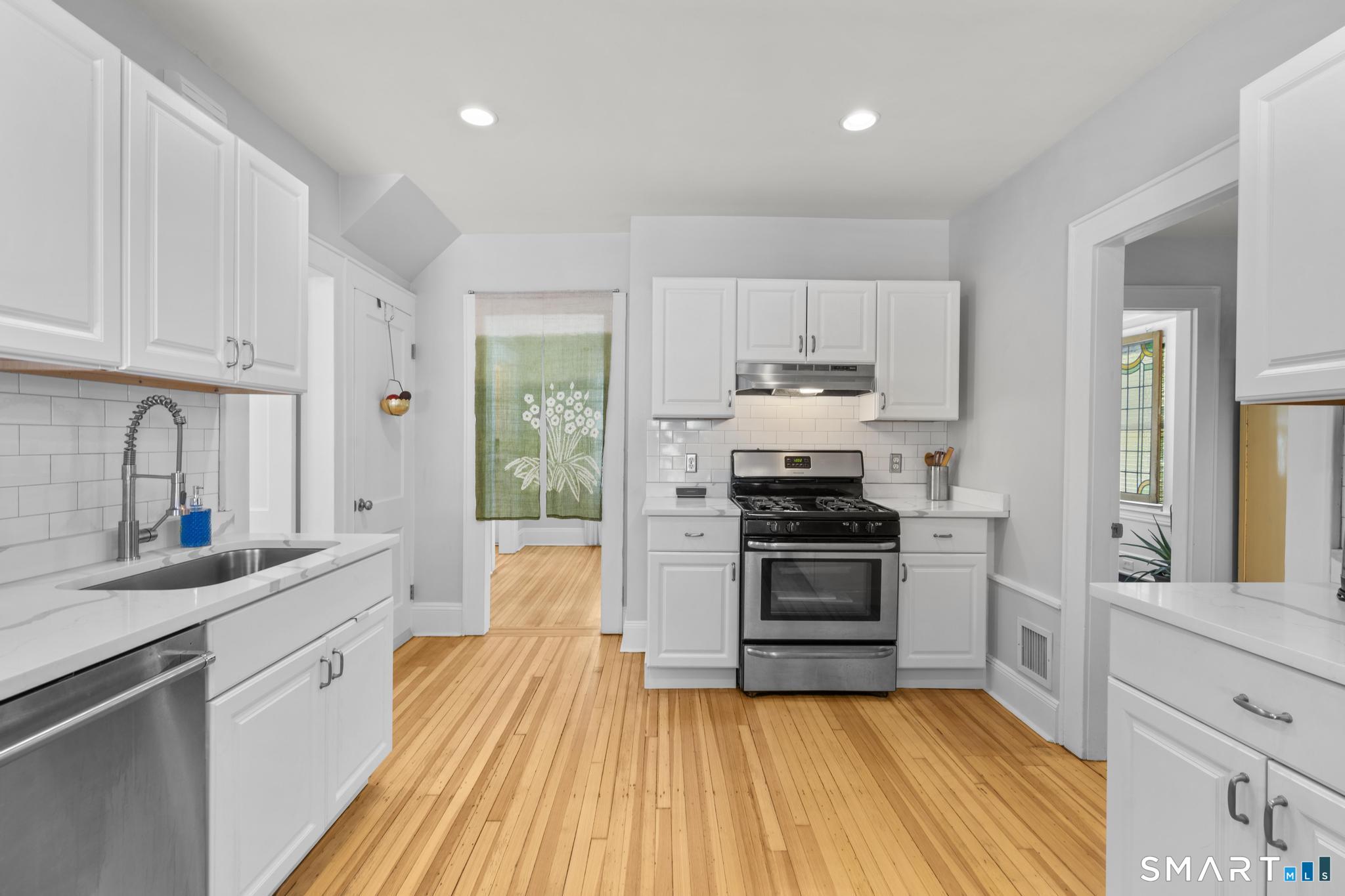 324 Villa Avenue Fairfield, CT 06825 - Photo 12 of 40