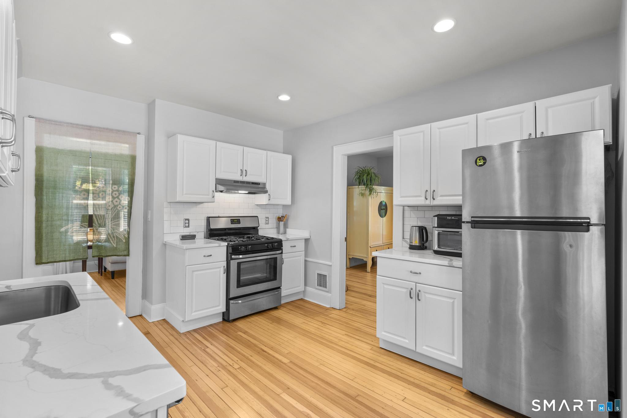 324 Villa Avenue Fairfield, CT 06825 - Photo 13 of 40