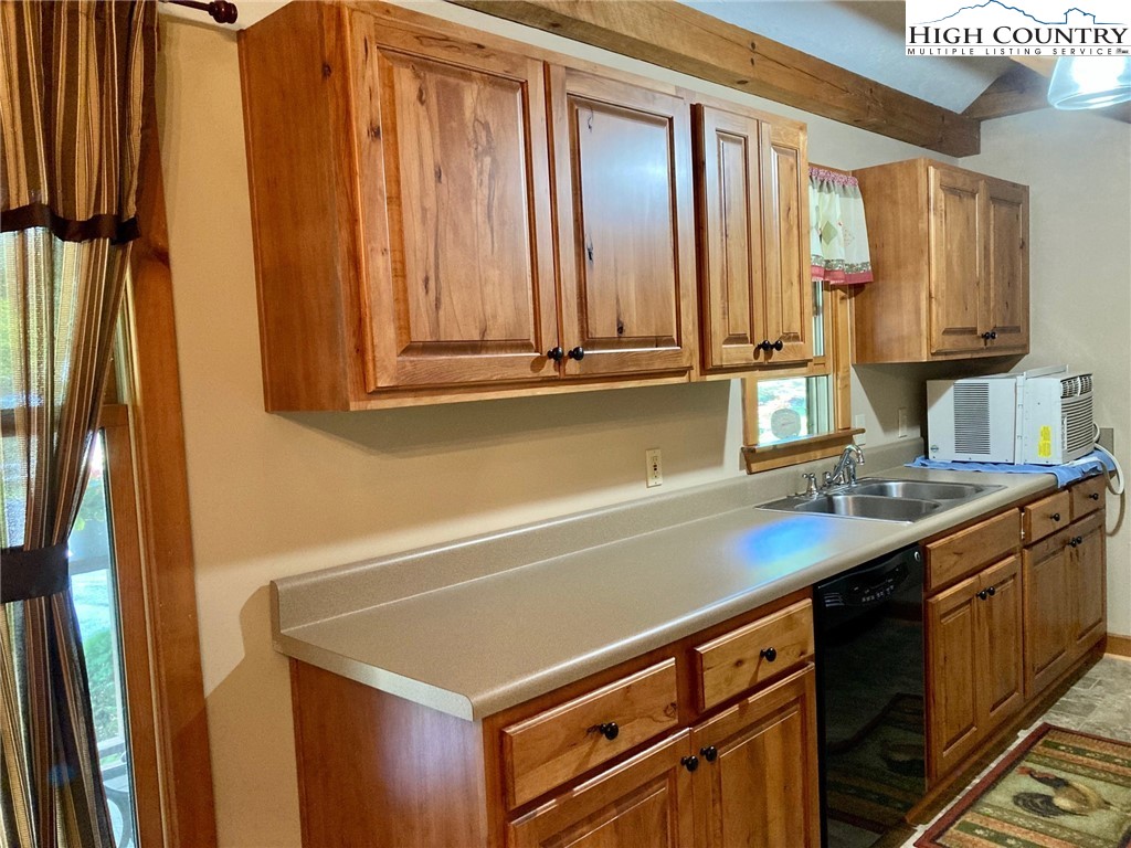 248 The Ponds Road, Unit B Banner Elk, NC 28604 - Photo 8 of 15 Gallery Image 8