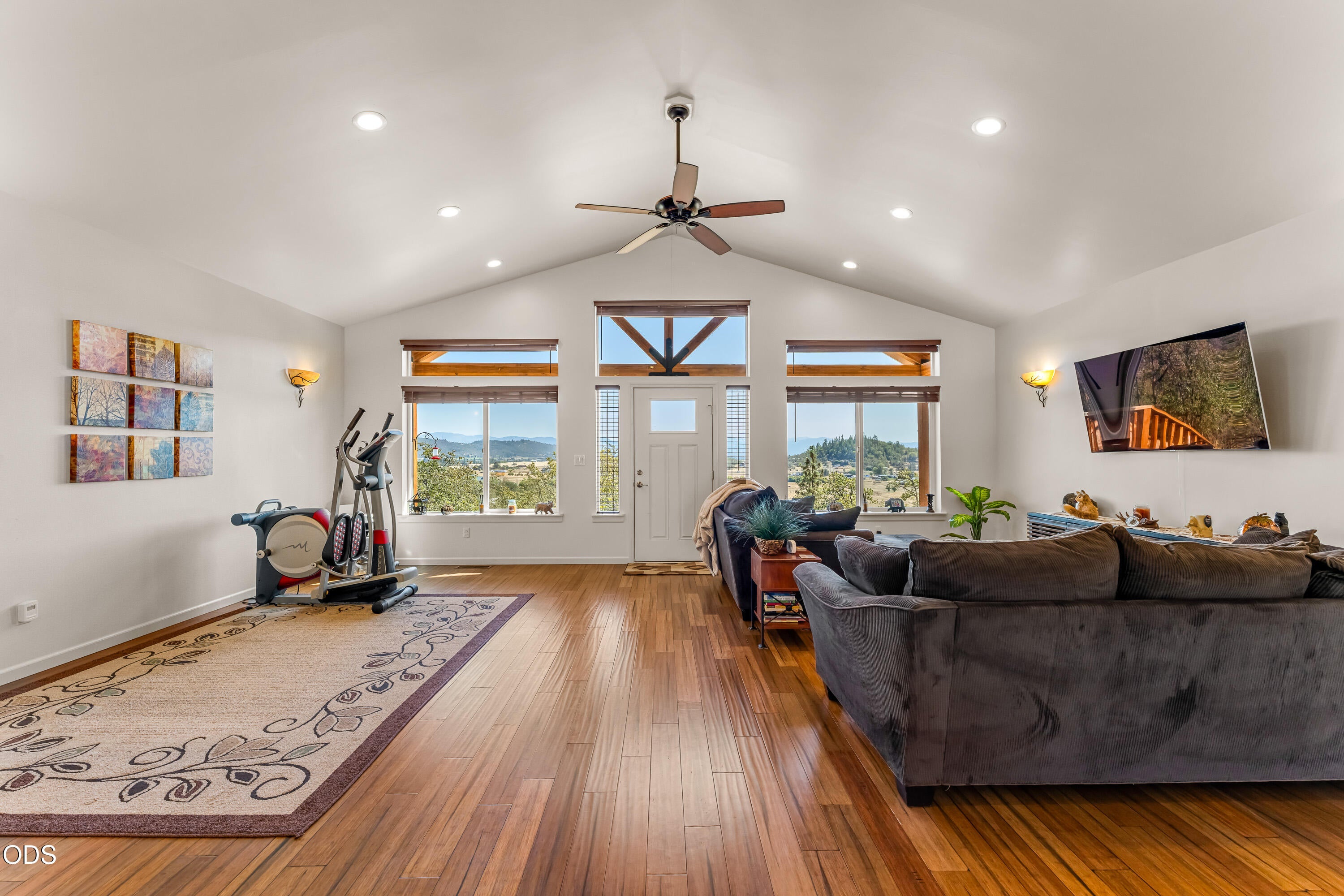 14819 Avalon Road White City, OR 97503 - Photo 11 of 39 Gallery Image 11