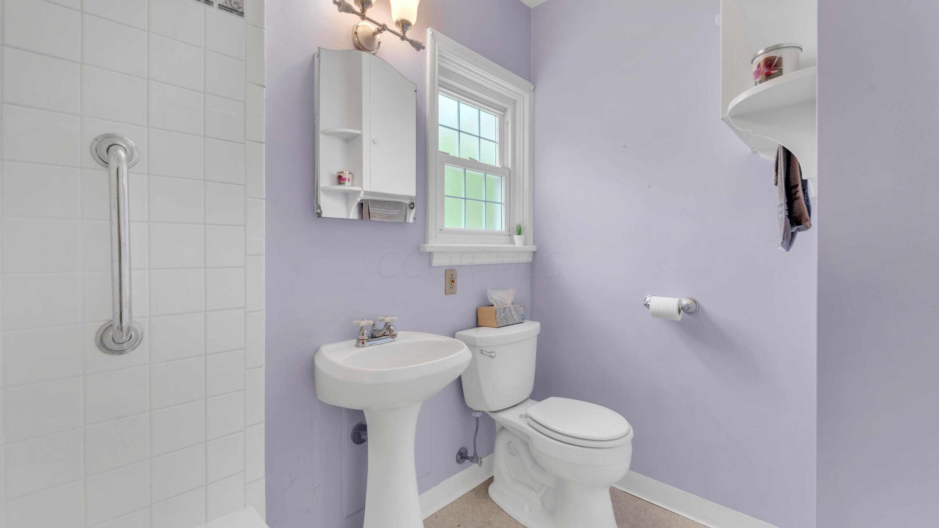 261 Wetmore Road Columbus, OH 43214 - Photo 10 of 38 Bath with Tall Toilet