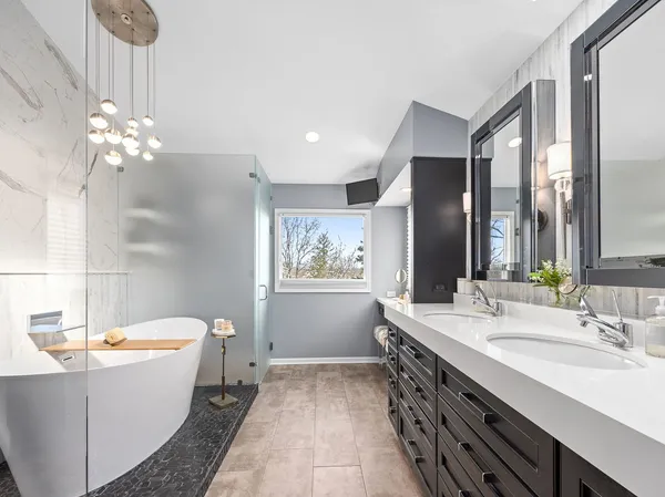 a en suite bathroom with a sink toilet and shower