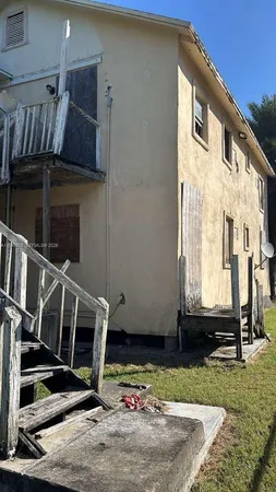 a view of a house with backyard