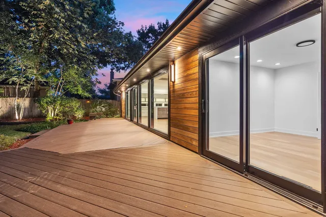 a view of back yard of the house