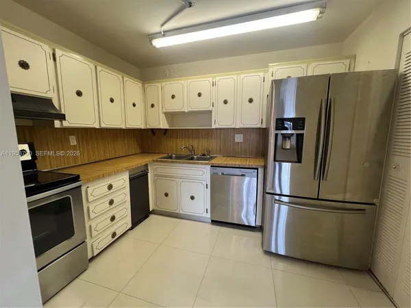 $1,900 | 5731 Northwest 37th Street, Unit 218, Virginia Gardens, FL 33166