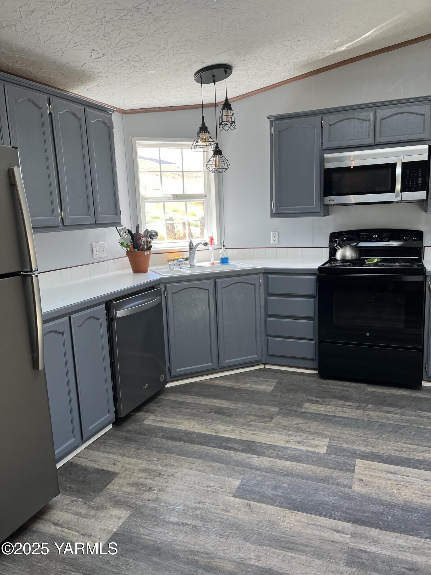 14190 North Wenas Road Selah, WA 98942 - Photo 11 of 62 a kitchen with stainless steel appliances granite countertop a stove and a sink