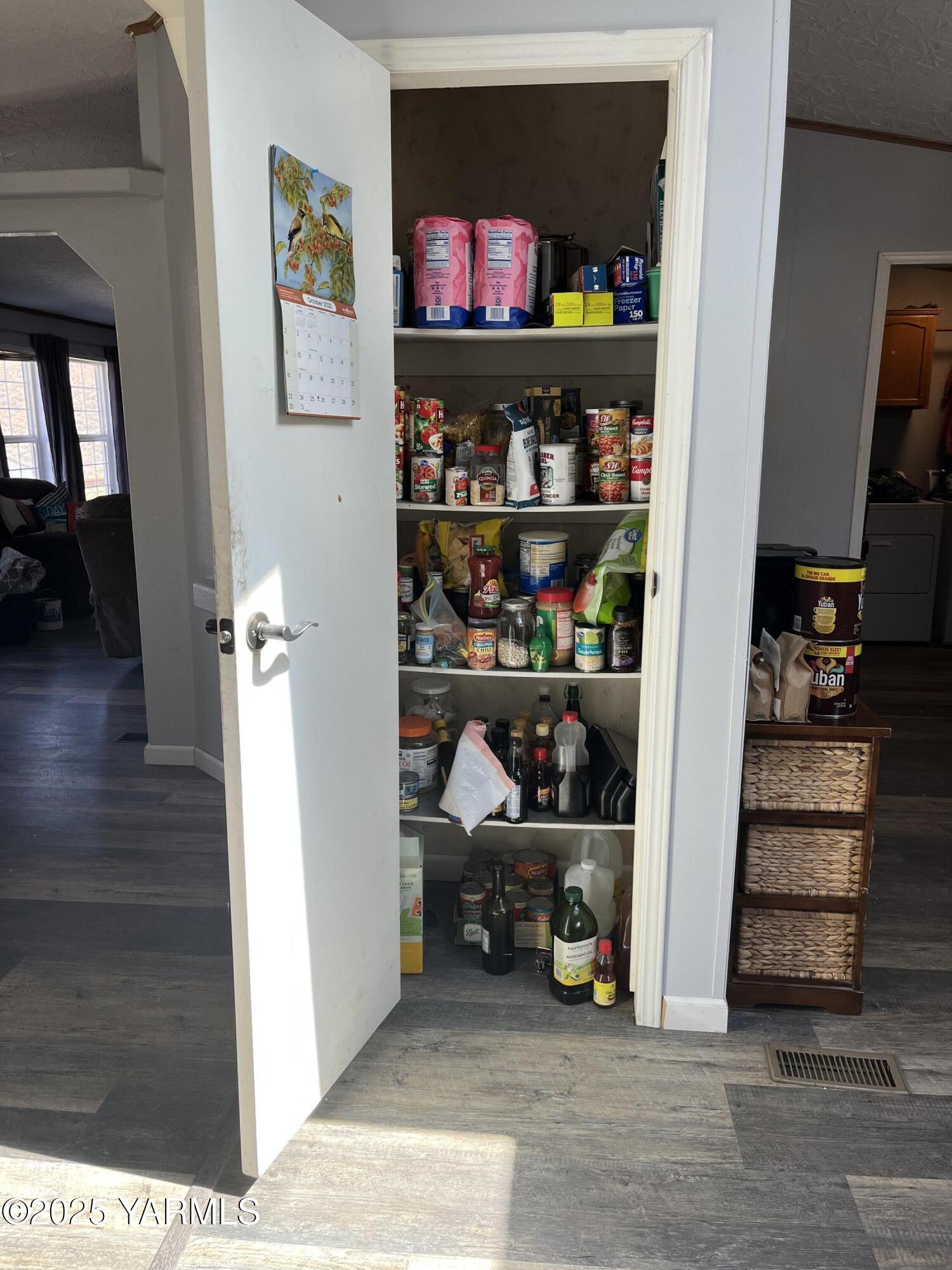 14190 North Wenas Road Selah, WA 98942 - Photo 14 of 62 a view of a livingroom with shelves