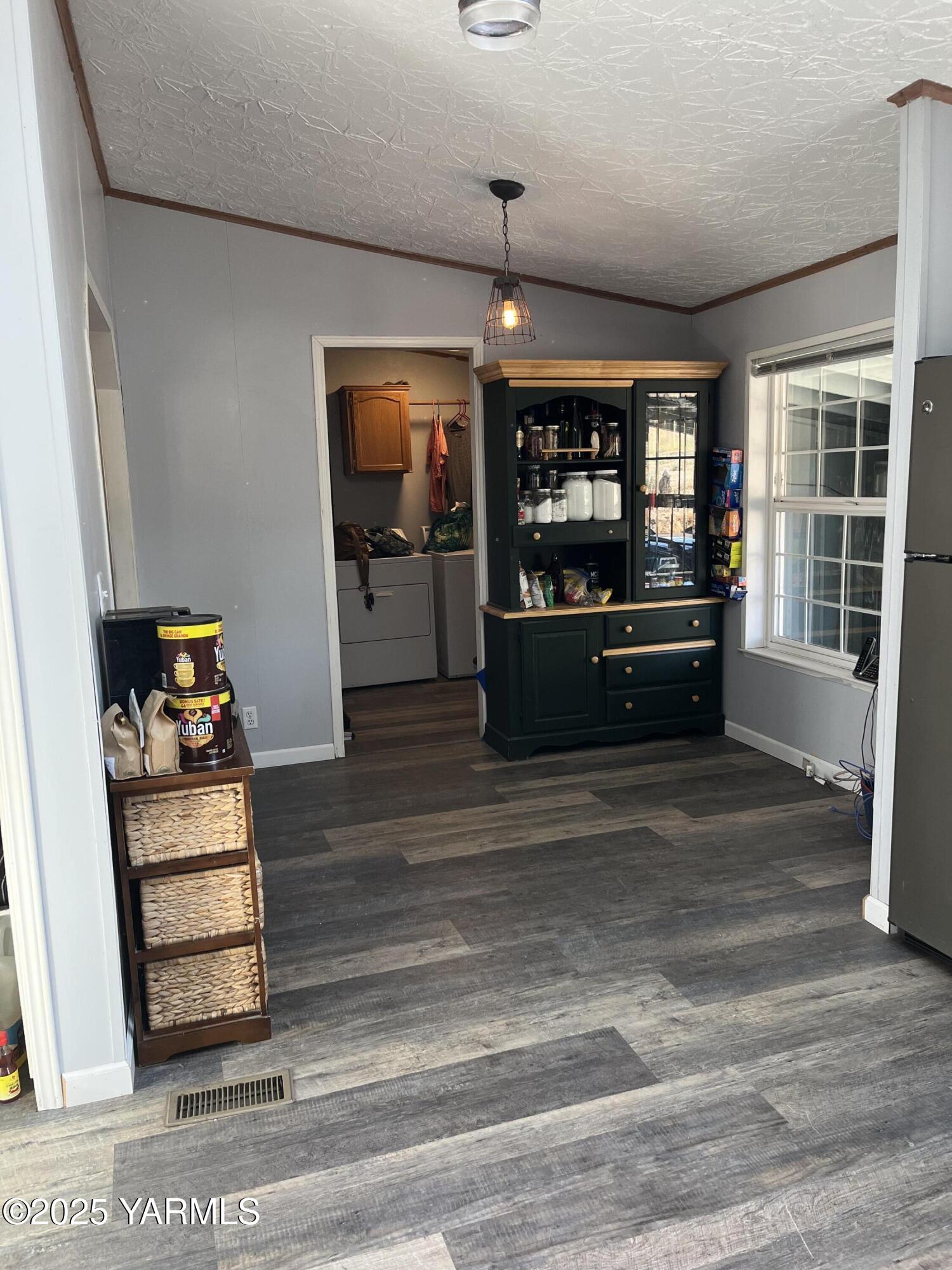 14190 North Wenas Road Selah, WA 98942 - Photo 15 of 62 a living room with furniture and a flat screen tv