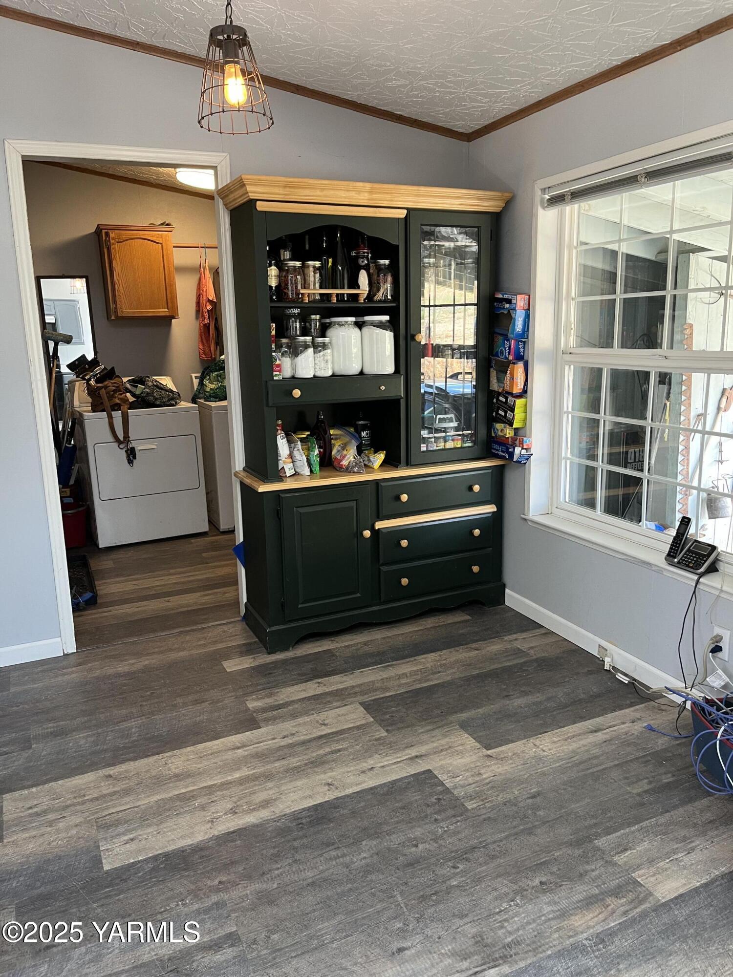14190 North Wenas Road Selah, WA 98942 - Photo 18 of 62 a living room with furniture and a window