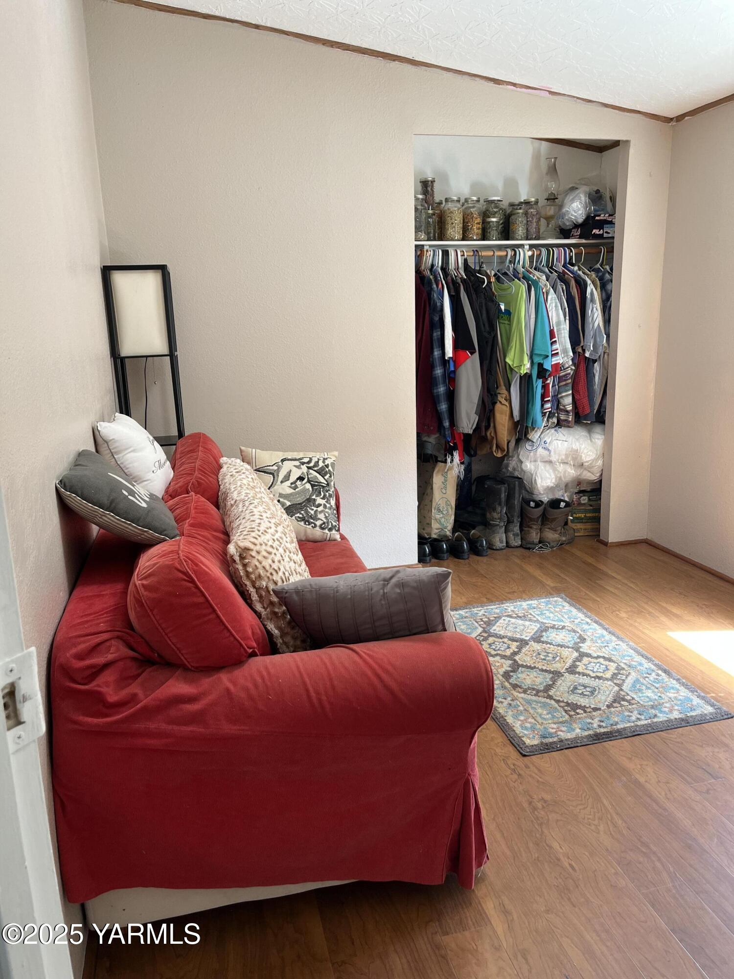 14190 North Wenas Road Selah, WA 98942 - Photo 25 of 62 a living room with furniture and a closet