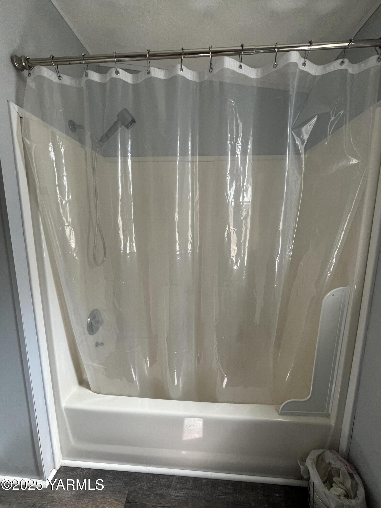 14190 North Wenas Road Selah, WA 98942 - Photo 28 of 62 a bathroom with a shower and a tub