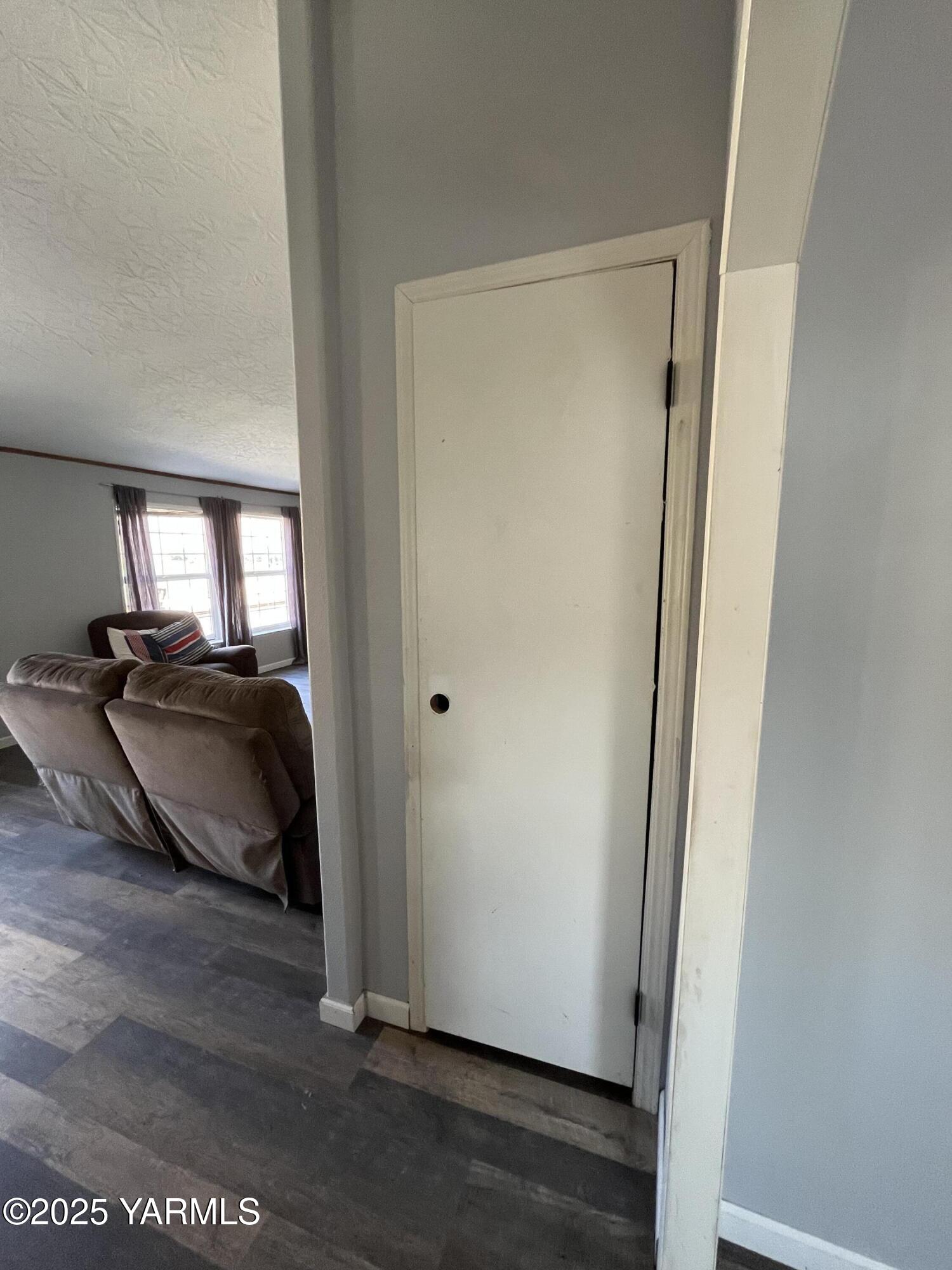 14190 North Wenas Road Selah, WA 98942 - Photo 31 of 62 a view of a livingroom from a hallway