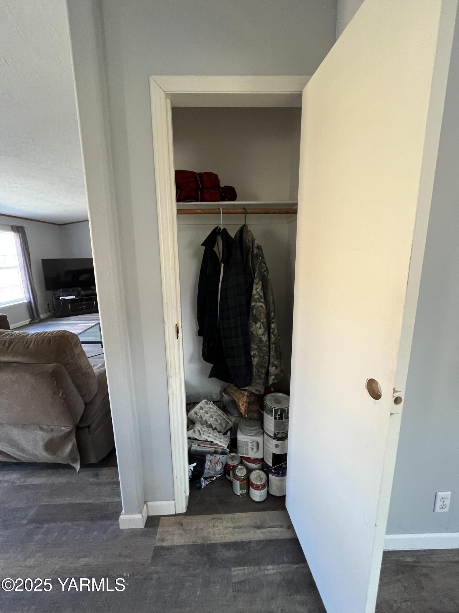 14190 North Wenas Road Selah, WA 98942 - Photo 32 of 62 a view of hallway with couch and a closet