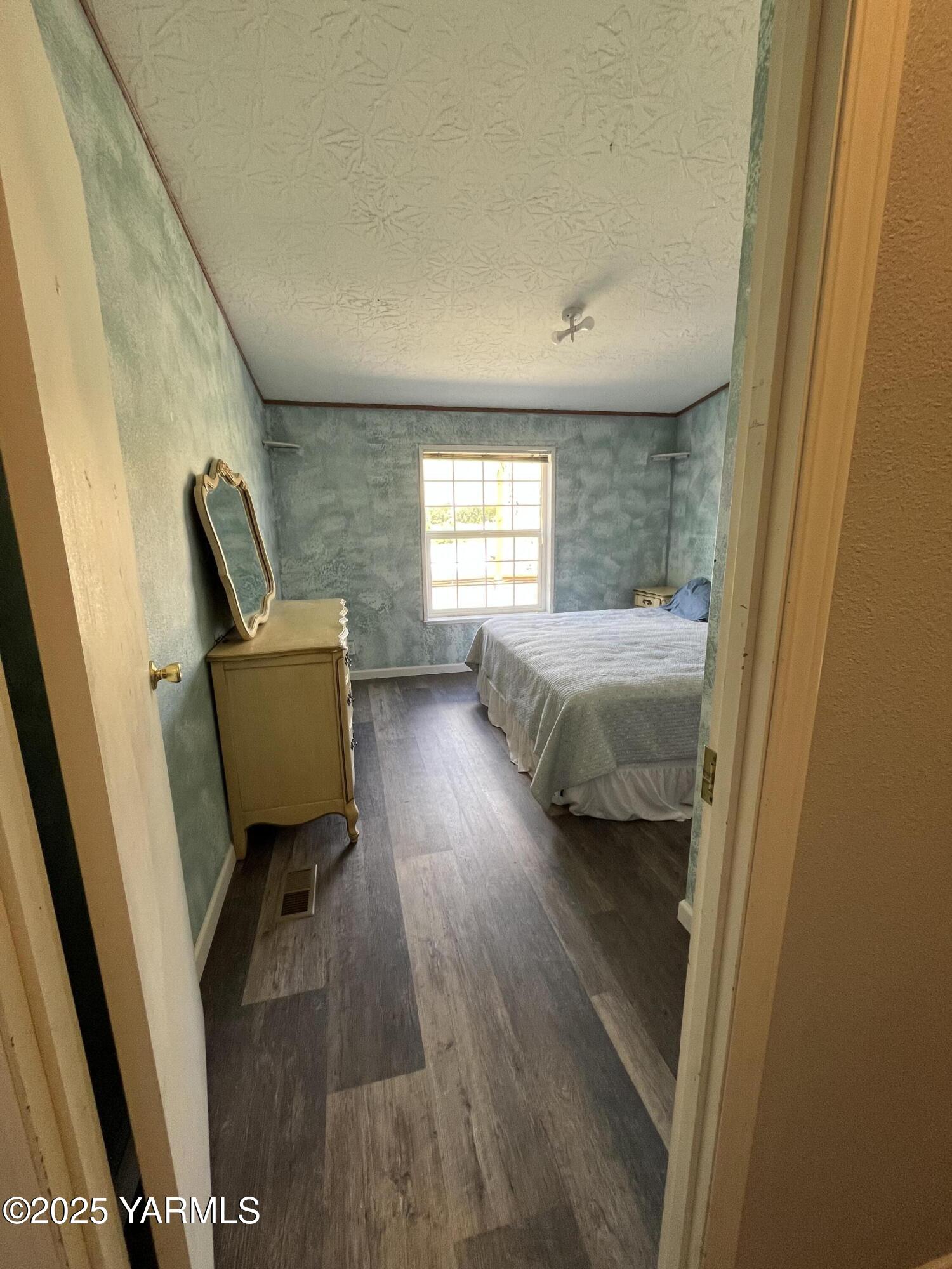 14190 North Wenas Road Selah, WA 98942 - Photo 33 of 62 a view of a workspace with furniture and a window