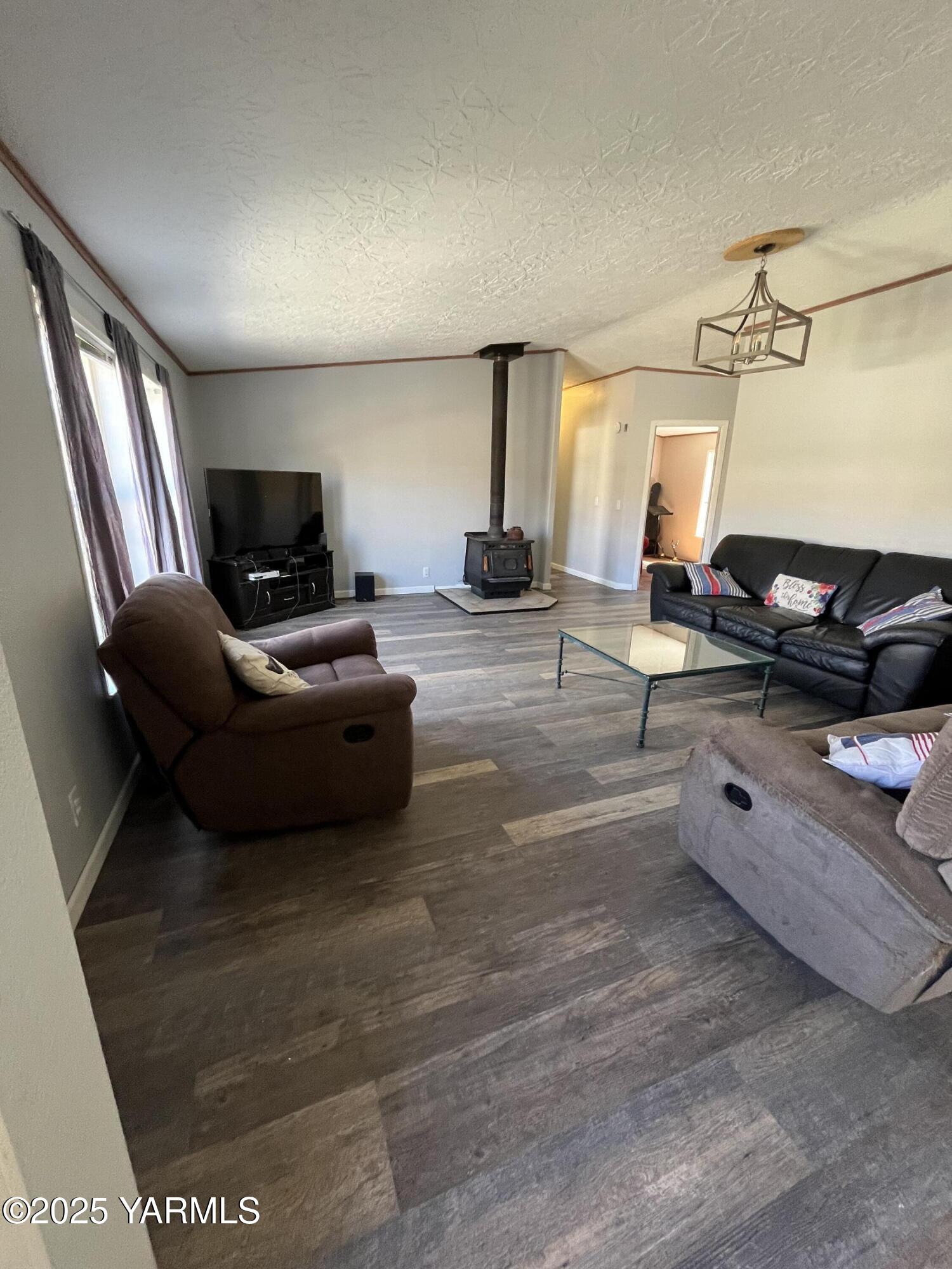 14190 North Wenas Road Selah, WA 98942 - Photo 37 of 62 a living room with furniture and a flat screen tv